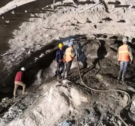 庆元拱顶带模注浆料的施工流程及注意事项